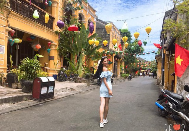 Cũng như rất nhiều bạn trẻ khác cùng lứa tuổi, Tiểu Vy thích đi du lịch và chụp lại những khoảnh khắc vui vẻ của tuổi trẻ để chia sẻ với mọi người trên mạng xã hội.