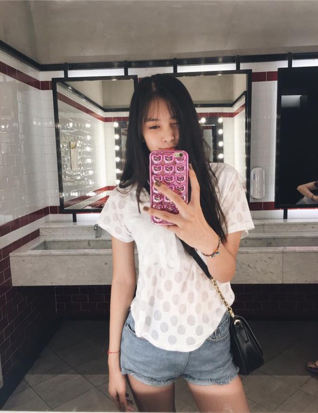 Kiểu trang phục yêu thích nhất của cô nàng là áo phông, quần jeans trẻ trung năng động.