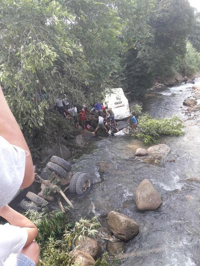 
Hiện trường vụ tai nạn giao thông đặc biệt nghiêm trọng làm 13 người chết và 3 người bị thương ở cầu Tiên Bình (thị trấn Tam Đường, huyện Tam Đường).
