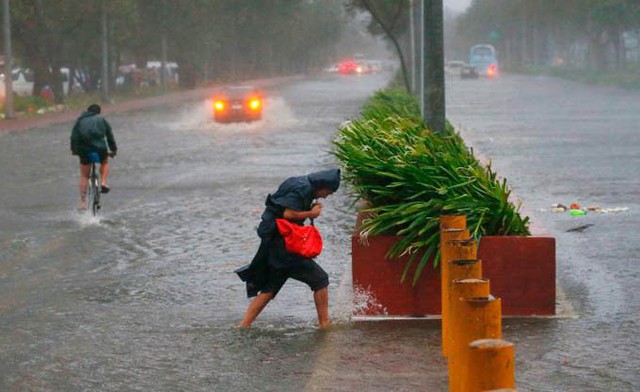 Siêu bão Mangkhut hôm 15/9 bắt đầu càn quét Philippines trước khi chuyển hướng sang Hong Kong và Trung Quốc đại lục. Đến 17/9, cơn bão đã cướp đi sinh mạng của 64 người Philippines và 2 người Trung Quốc. Mangkhut được đánh giá là cơn bão lớn nhất trong năm nay. Các quan chức cho biết người dân thiệt mạng chủ yếu do mưa lớn, với sức gió mạnh, gây sạt lở đất ở khu vực Cordillera và Nueva Vizcaya ở Philippines.
