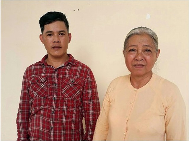 
Mẹ con anh Lê Văn Thi, người được TAND tỉnh Bình Dương tuyên không phạm tội.

