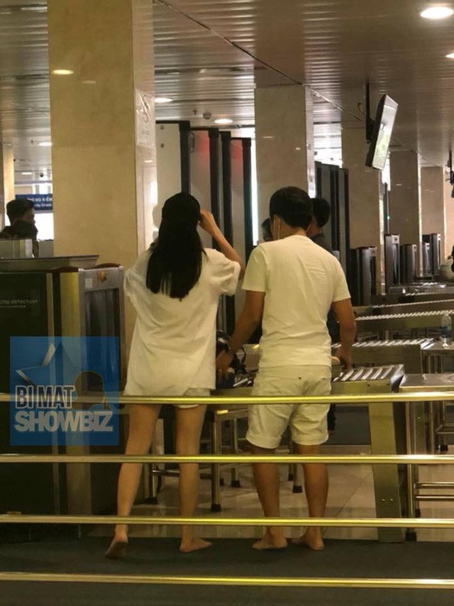 Trường Giang v&agrave; Nh&atilde; Phương ở s&acirc;n bay. ( Ảnh B&iacute; mật showbiz)