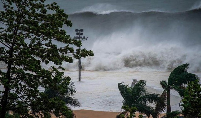 Sóng lớn do ảnh hưởng bão Mangkhut tràn qua bờ biển tại thành phố Thâm Quyến, Trung Quốc, hôm 16/9.