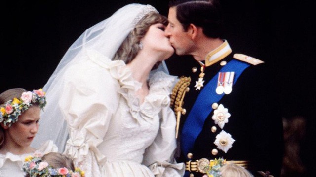Nụ hôn định tình trên ban công tại đám cưới thế kỷ cũng cho thấy sự chủ động của Công nương Diana hơn hẳn so với Thái tử Charles.