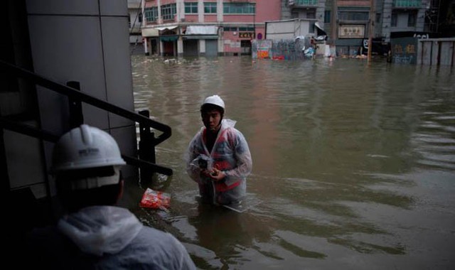 Các nhân viên cứu hộ sơ tán người dân ở khu vực ngập lụt do bị bão càn qua ở Macau, Trung Quốc. Tại tỉnh Quảng Đông, giới chức đã phải sơ tán 2,4 triệu người khỏi những khu vực bị ảnh hưởng nặng nề.