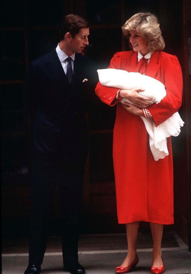 Công nương Diana từng chia sẻ trong thời gian mang thai Hoàng tử Harry, bà không dám tiết lộ cho Thái tử Charles biết giới tính đứa con trong bụng vì ông luôn mong mỏi một nàng công chúa. Sau khi Hoàng tử Harry chào đời, thái độ thất vọng của Thái tử Charles khiến Công nương Diana tủi thân.