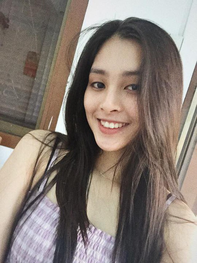 Trên sân khấu, trông Tiểu Vy hơi già dặn với lớp son phấn trang điểm, tuy nhiên ở đời thường, nhan sắc của cô trông tươi trẻ, xinh đẹp hơn nhiều.