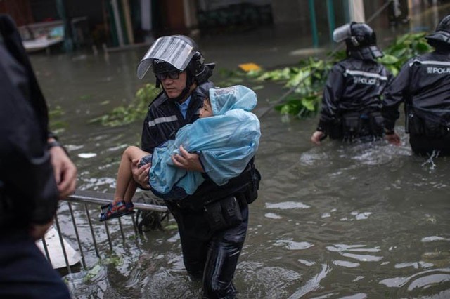 Một đứa trẻ ở Hong Kong được giải cứu khi siêu bão Mangkhut gây sóng cao và thổi bay nhà hôm 16/9.