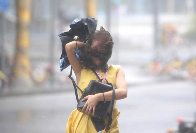 Một phụ nữ bị gió mạnh hất bay tóc khi siêu bão Mangkhut quét qua Hong Kong. Theo thông tin ban đầu, ít nhất 10 người ở đặc khu hành chính này bị thương. Giới chức Hong Kong đang tiếp tục thống kê thương vong và thiệt hại do bão gây ra. Mangkhut là một trong những cơn bão lịch sử tại Hong Kong. Hong Kong chỉ ban hành cấp độ 10 đối với 15 cơn bão trong vòng 60 năm qua.