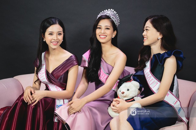 Top 3 Hoa hậu Việt Nam vui vẻ trò chuyện tại buổi giao lưu trực tuyến.