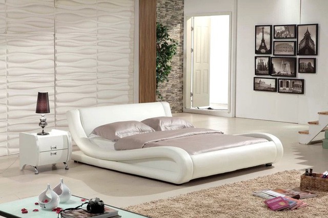 2. Một thiết kế giường viền cong có thể gập lại dành cho 2 người và được bọc bằng da nhân tạo.