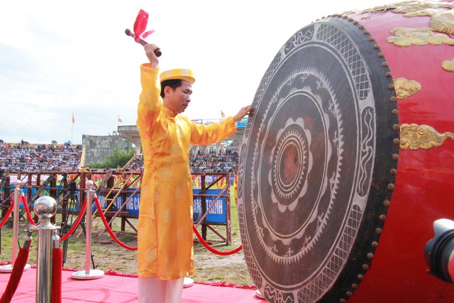 
Ông Hoàng Xuân Minh – Chủ tịch UBND quận Đồ Sơn đánh trống khai mạc Lễ hội chọi trâu năm 2018.

