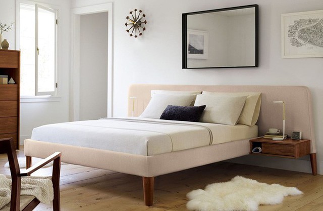 12. Một chiếc giường bằng gỗ đẹp mắt sử dụng tông màu nude kén chọn với cách kết hợp thông minh từ thảm và gối sẽ giúp cô nàng đỏng đảnh có giấc ngủ ngon.