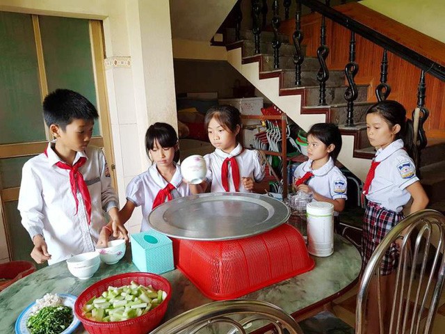Các em học sinh phụ giúp mẹ Nguyên chuẩn bị bữa ăn.