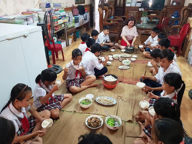Nhà cô Nguyên luôn đầy ắn tiếng cười khi mỗi buổi trưa có hàng chục học sinh đến ăn cơm.