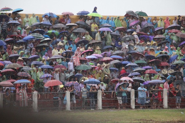 Mặc dù trời mưa rất lớn nhưng người hâm mộ vẫn không thể rời mắt khỏi các trận đấu.