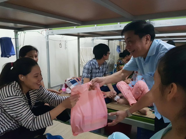 
Ông Trịnh Ngọc Hải - Phó Giám đốc Bệnh viện Nhi Trung ương tặng quà cho các gia đình đang ở nhà lưu trú Bệnh viện.
