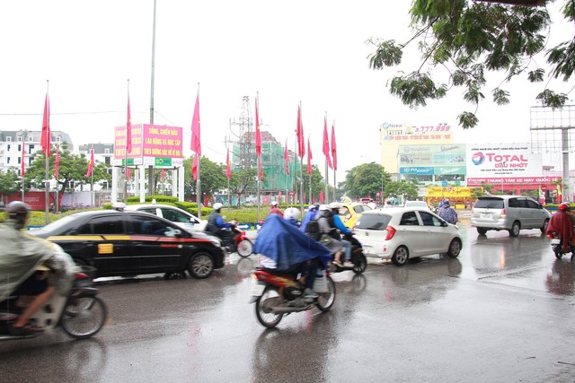 
Nút giao thông cửa ngõ phía Tây Bắc ra vào thành phố có đường tàu chạy qua thường xuyên xảy ra ùn tắc, nguy cơ mất ATGT cao.
