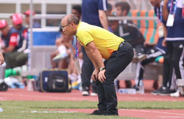 Ông Park luôn tập trung, chỉ đạo các học trò chơi nỗ lực dù thể lực không còn sung mãn sau lịch đấu dày.