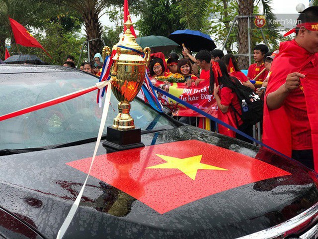Chiếc xe rước cúp vàng thể hiện cho sự đăng quang của đội tuyển thể thao Olympic Việt Nam trong lòng người hâm mộ - Ảnh: Kenh14.vn