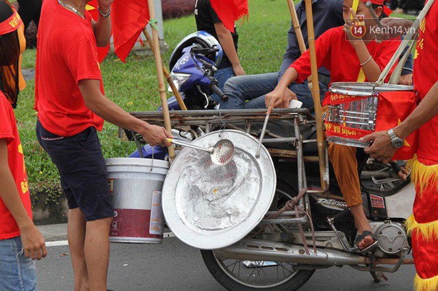 Muôi và mâm - đặc sản không thể thiếu trong các màn ăn mừng của cổ động viên Việt Nam - Ảnh: Kenh14.vn