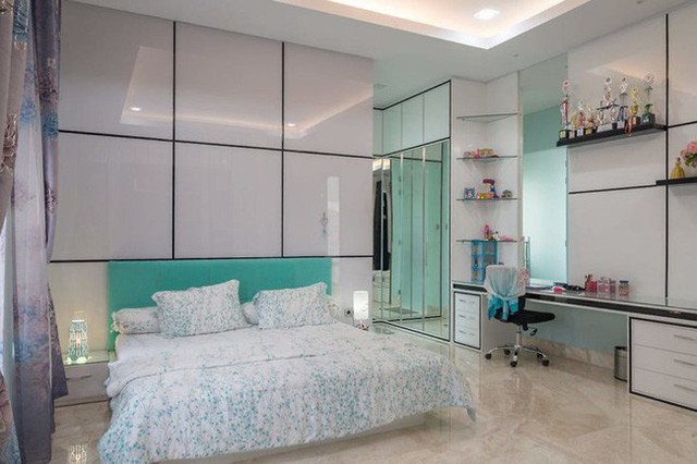 Trong khi đó phòng ngủ chính được đầu tư nhiều sản phẩm nội thất tinh xảo hơn, sàn làm bằng đá cẩm thạch cùng nội thất phủ kính bóng mờ làm tăng cảm giác rộng rãi cho phòng.