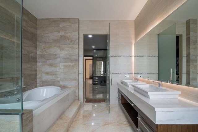 Kiến trúc nhà tắm tiêu biểu cho phong cách thiết kế nhà tắm thời hiện đại với chất liệu chính là đá cẩm thạch và kính.