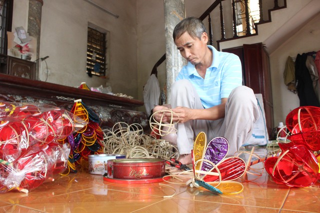 
Người nghệ nhân đang hoàn thiện chiếc đèn Thỏ ngọc.     Ảnh: Nguyễn hiếu
