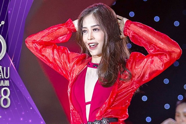 Trong một đêm tiệc của Hoa hậu Việt Nam 2018 Bùi Phương Nga gây ấn tượng khi nhảy bốc lửa trên nền nhạc ca khúc Talk to me của Chi Pu.