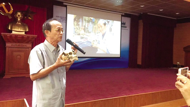 
PGS.TS Nguyễn Lân Cường giới thiệu di cốt người được tìm thấy tại nơi khai quật.
