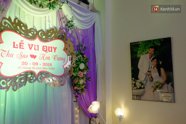 Bức hình cưới của chị Thu Sao với chồng cũ vẫn được treo ngay phía ngoài phòng khách trong ngày diễn ra hôn lễ