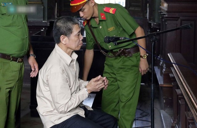 
Bị cáo Bùi Văn Yên phản cung tại tòa.
