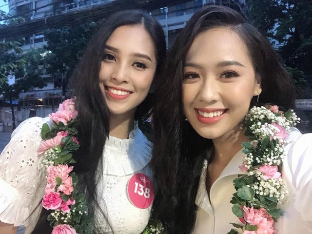 Hà My (phải) và Trần Tiểu Vy chụp ảnh chung trong một hoạt động của cuộc thi Hoa hậu Việt Nam 2018.