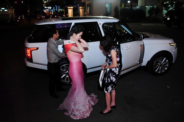 Kỳ Duyên đi dự sự kiện bằng siêu xe gần 10 tỷ đồng chỉ 1 năm sau khi đăng quang Hoa hậu Việt Nam 2014.