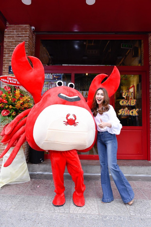 
Thành công của nhà hàng hải sản giúp Tăng Thanh Hà có thêm động lực để tiếp tục phát triển chuỗi nhà hàng của mình.
