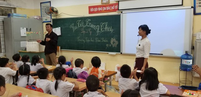 
Nghệ nhân Đăng Đình Huynh đang hướng dẫn các học sinh lớp 2G, Trường Tiểu học Cầu Diễn nặn tò he. Ảnh: Hạ An
