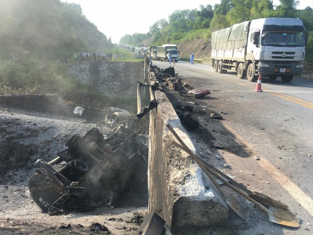
Cầu Ngòi Thủ bị hư hỏng nặng sau vụ TNGT nổ xe bồn trên cao tốc Hà Nội – Lào Cai ngày 5/9 vừa qua. Ảnh tư liệu

