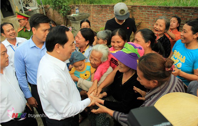 Chủ tịch Nước Trần Đại Quang được bà con nhân dân xã Nghĩa Đồng, huyện Tân Kỳ, Nghệ An vui mừng chào đón khi ông về thăm vào cuối tháng 4/2017