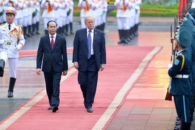 Sáng 12/11/2017, Chủ tịch nước Trần Đại Quang cùng Tổng thống Mỹ Donald Trump duyệt đội danh dự trong khuôn khổ chuyến thăm chính thức của Tổng thống Mỹ đến Việt Nam.