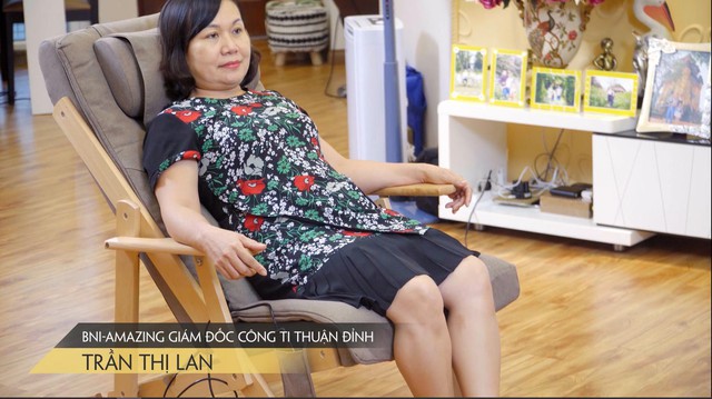 Chị Trần Thị Lan, giám đốc công ty Thuận Đỉnh thư giãn trên ghế massage Takima 01