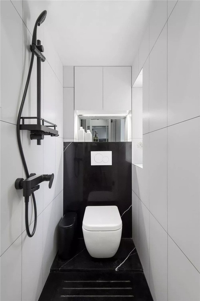 Phòng tắm nhỏ với nội thất hiện đại.