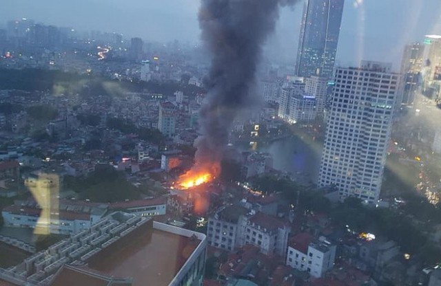 
Hình ảnh vụ cháy tại đường Đê La Thành nhìn từ trên cao.
