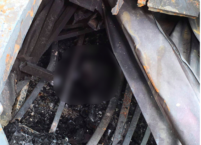 
Phần thi thể của hai nạn nhân xấu số được phát hiện tại hiện trường vụ cháy ngày 17/9 cạnh cổng viện Nhi Trung ương
