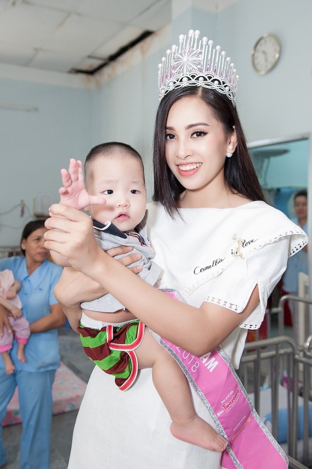 
Hoa hậu Trần Tiểu Vy âu yếm bế một em bé tại Trung tâm
