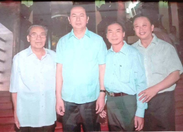 Cụ Toàn (bìa trái) chụp ảnh lưu niệm cùng Chủ tịch nước Trần Đại Quang trong lần thầy trò gặp mặt tại quê nhà.