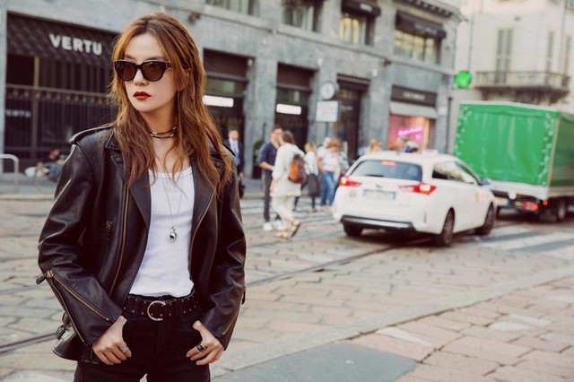Tờ Ettoday của Đài Loan tiết lộ Triệu Vy đã giảm 15 kg. Tại sự kiện mới đây ở Milan (Italia), nữ diễn viên tự tin mặc trang phục ngắn khoe đôi chân dài thon thả. Khán giả bày tỏ sự thích thú: “Cảm giác cô ấy vẫn là thiếu nữ”, “Nếu nói cô ấy 19 tuổi, tôi cũng tin”.
