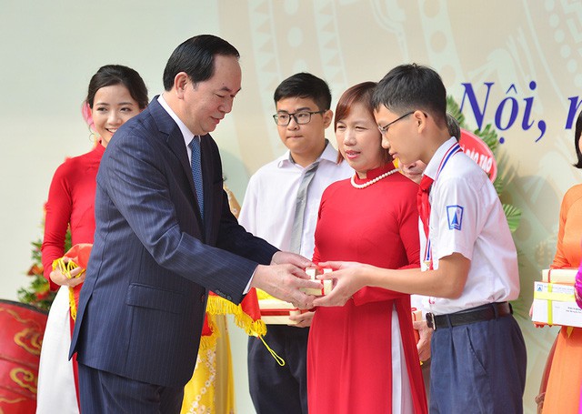 Chủ tịch nước Trần Đại Quang trao thưởng cho các học sinh, giáo viên có thành tích xuất sắc (Ảnh: Mai Châm).