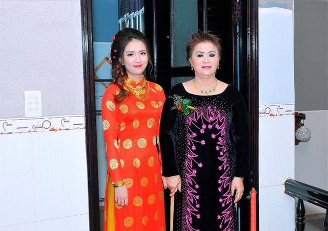 Hiện Tểu Như cùng ông xã kém hai tuổi phụ việc kinh doanh cho bố mẹ tại Hậu Giang.