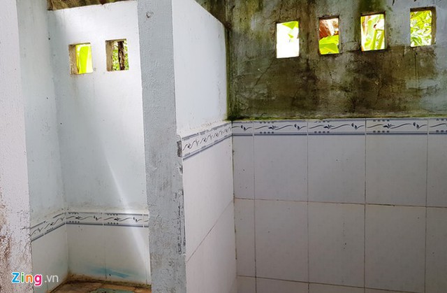 Nhà vệ sinh là nơi nghi can đẩy thi thể nạn nhân vào thùng nước. Ảnh: Việt Tường.