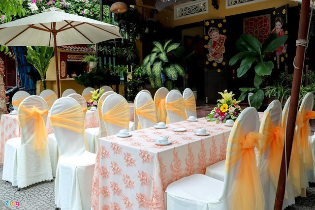 Ngay từ trưa, gia đình cô đã dọn sẵn bàn ghế cùng 4 mâm cỗ để đón đoàn của Hoa hậu Việt Nam và họ hàng. Cỗ bàn gồm món ăn đơn giản đặc trưng của Hội An.